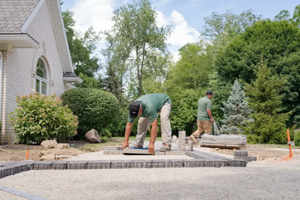 Travailleurs construisant un chemin en pierre.